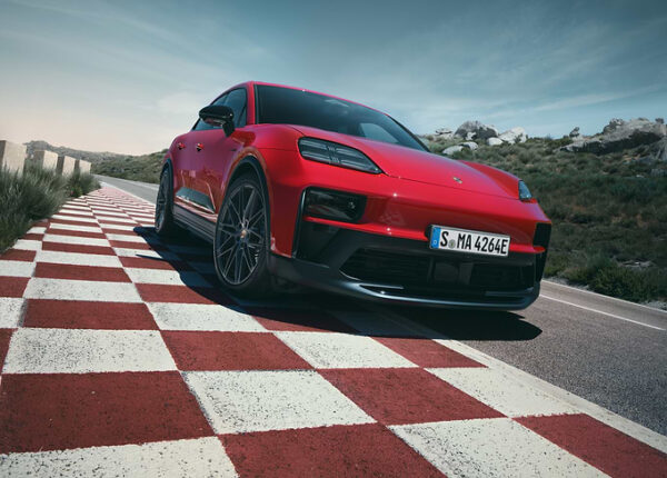 Красный Porsche Macan EV Dynamic
