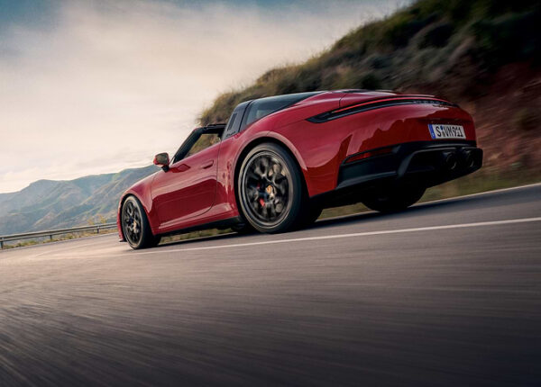 Динамичный красный Porsche 911 Targa