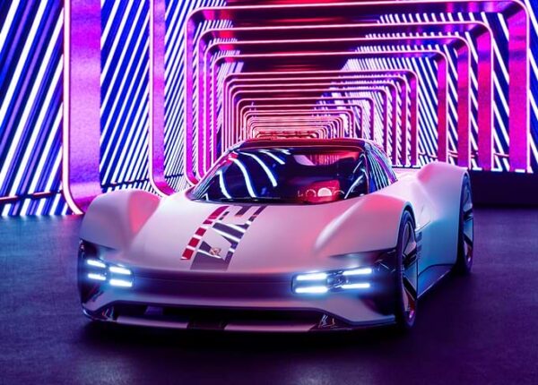 Porsche в неоновом туннеле