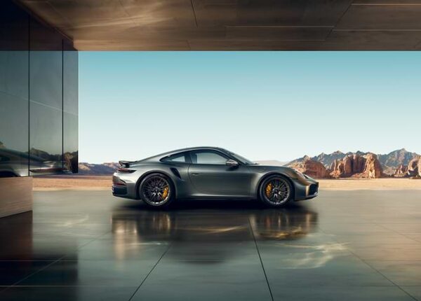 Элегантный Porsche 911 в оазисе пустыни