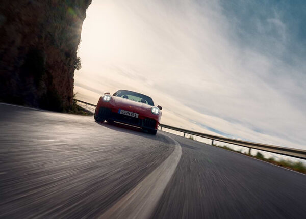 Динамичный Porsche 911 на поворотах