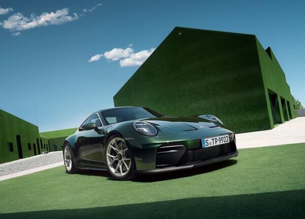 Porsche 911 среди зеленой архитектуры