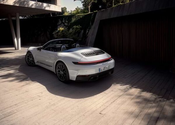 Элегантный кабриолет Porsche 911 перед входом