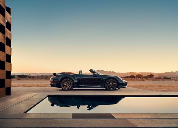Porsche 911 в оазисе пустыни