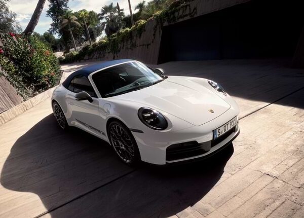 Белый Porsche 911 Convertible Sunlight Drive